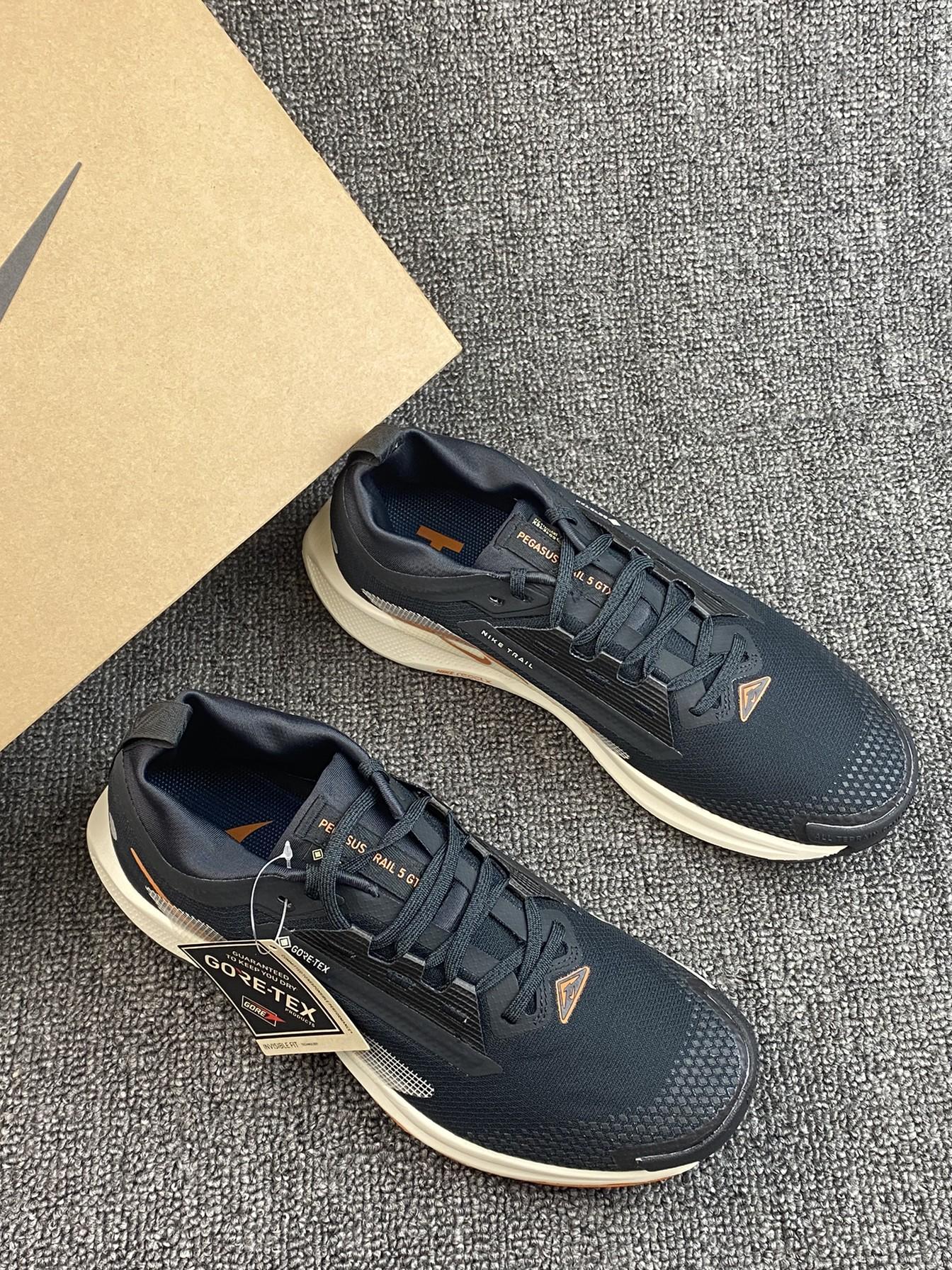 防泼水的越野跑鞋🧐黑橙也挺有个性哇